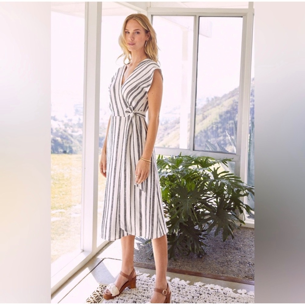 Evereve Clara Linen Blend Wrap Midi Dress
Size S White Black Striped Sleeveless